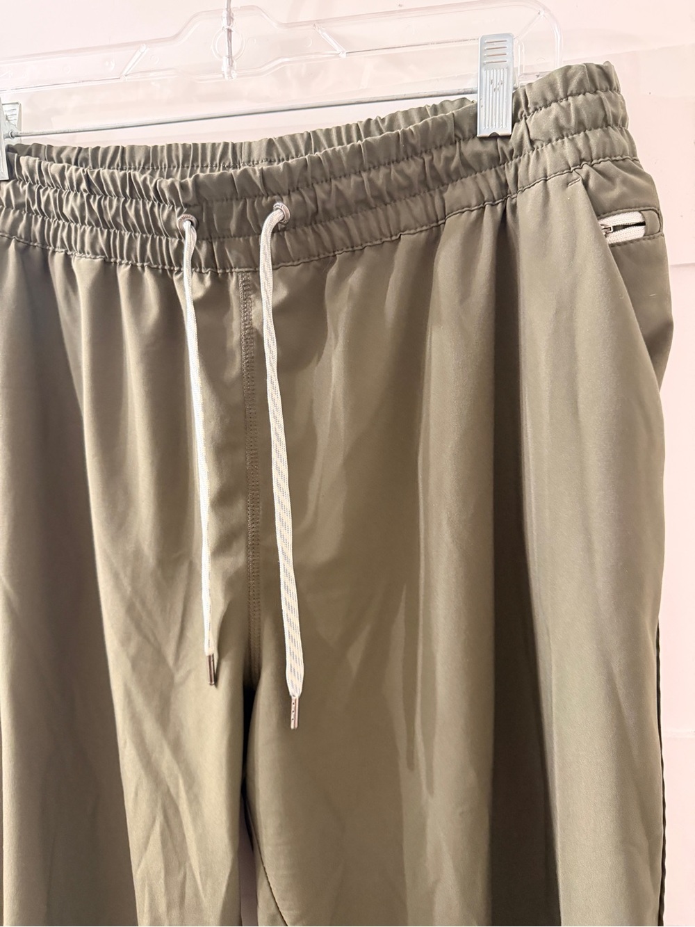 Vuori Olive Green Performance Joggers with Drawstring - Picture 3 of 7